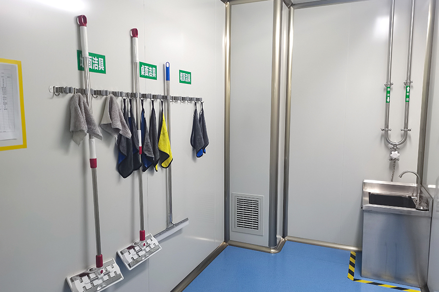 غرفة تنظيف المراحيض والأحواض